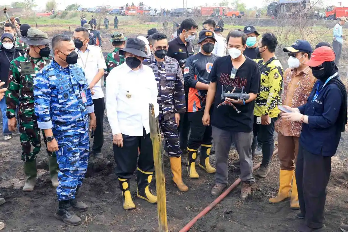 Gunakan Cairan Khusus, Metode Undercooling Dikerahkan; Gubernur, Danlanud, dan Forkopimda Kalsel Bersinergi di Titik Api Atasi Karhutla