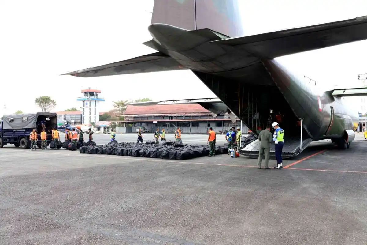 Hercules TNI AU Kembali Tiba di Lanud Sjamsudin Noor, Bawa Ratusan APD Bantuan Kemhan RI dan Masker Dari Puskes TNI AU Untuk Perkuat Penanganan Karhutla Kalsel