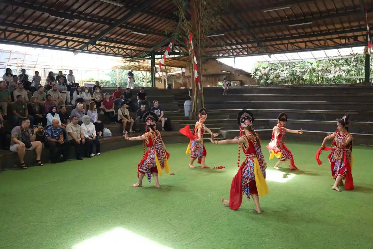 Culture Day Peserta Staffex SGS 2026 Ulik Budaya Indonesia Di Saung Angklung Udjo