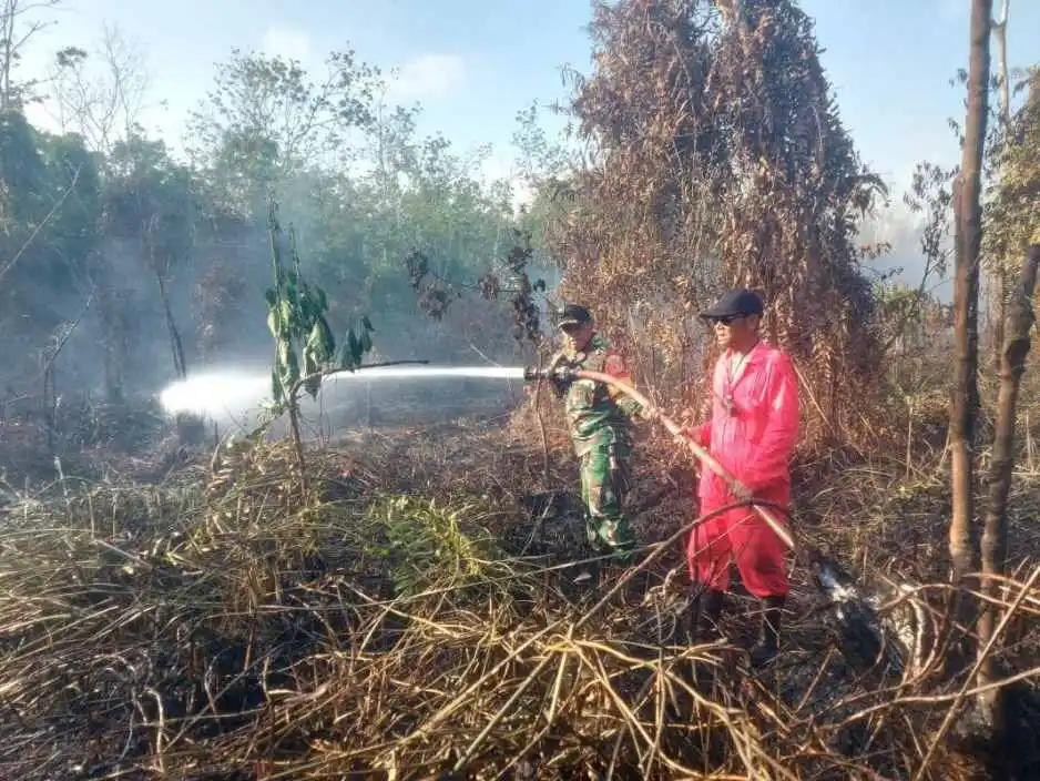 BABINSA BERSAMA BHABINKAMTIBMAS DAN RELAWAN PADAMKAN KARHUTLA DI BANTUAS