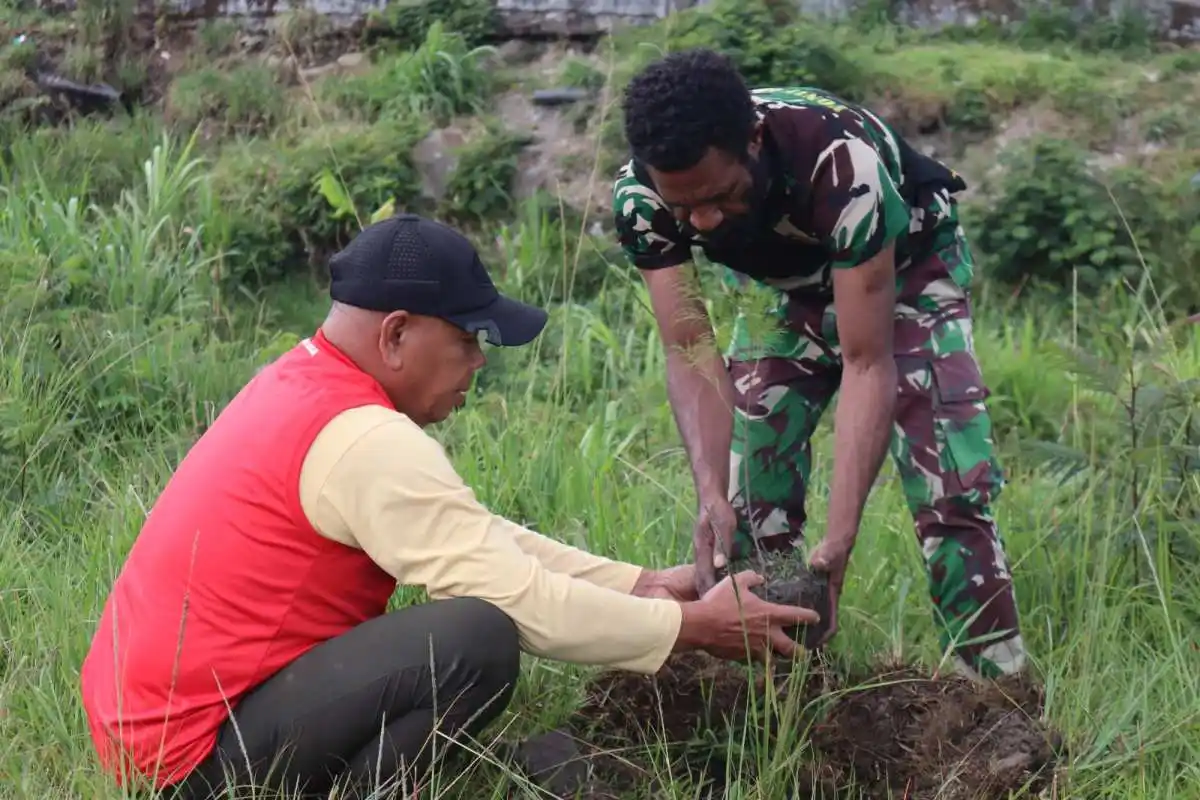 Sambut HUT Ke-81 TNI Tahun 2026, Kodim 1714/Puncak Jaya Bersama Rakyat Menanam Pohon Demi Masa Depan Baik