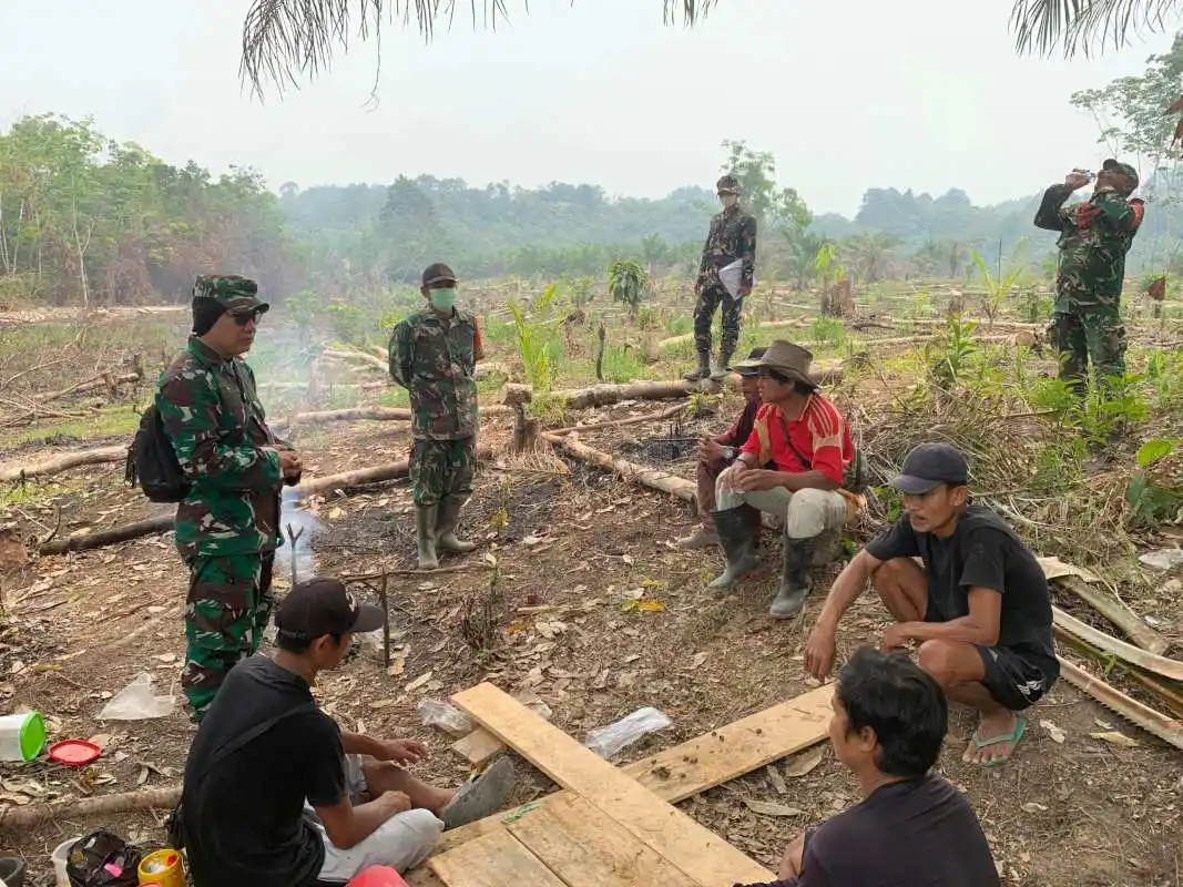 TNI Perkuat Penanganan Karhutla di Melawi, Salurkan Peralatan Pemadam kepada Masyarakat