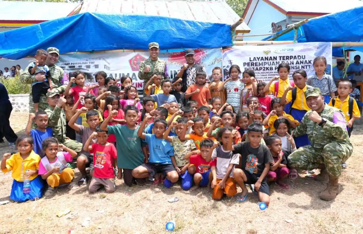Puspsi TNI Berikan Trauma Healing bagi Anak Penyintas Gempa Bumi NTT