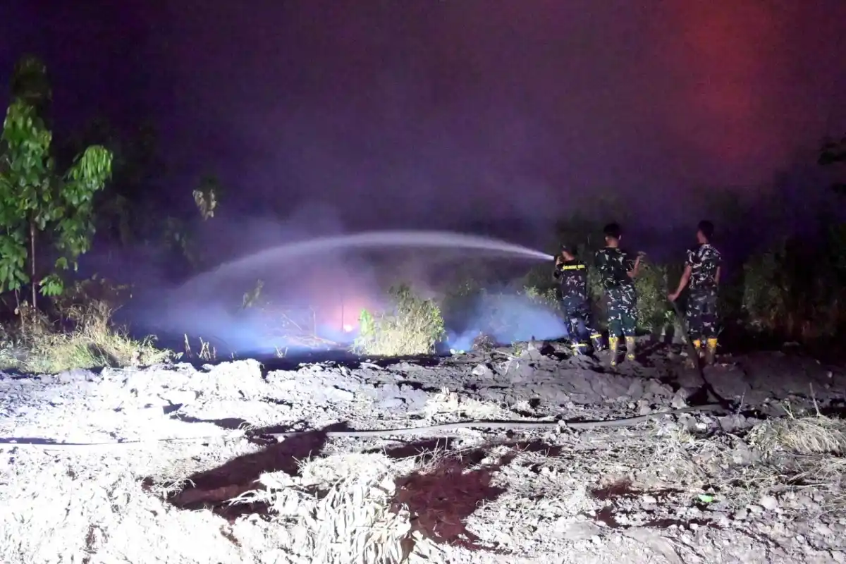 Gelap Malam Tak Jadi Penghalang, Satgas Karhutla Lanud Sjamsudin Noor Kembali Berjibaku Hadang Karhutla Hingga Dini Hari