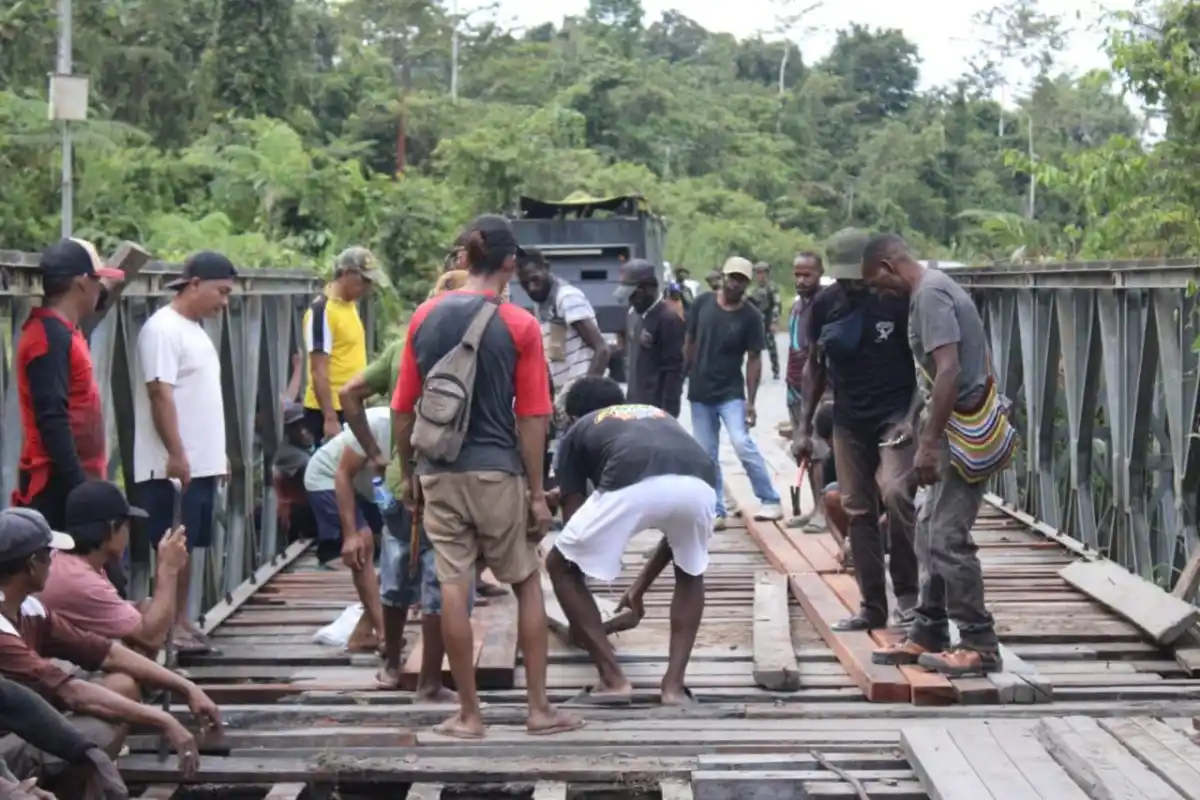 Sinergi TNI-Polri dan Masyarakat Perbaiki Jembatan Poros Lokpon-Dekai Sambut HUT ke-81 TNI