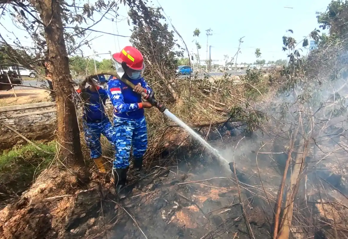 Siang Hingga Dini Hari, Satgas Karhutla Lanud Sjamsudin Noor Terus Bergerak, Terjang Padamkan Api di Lahan Gambut