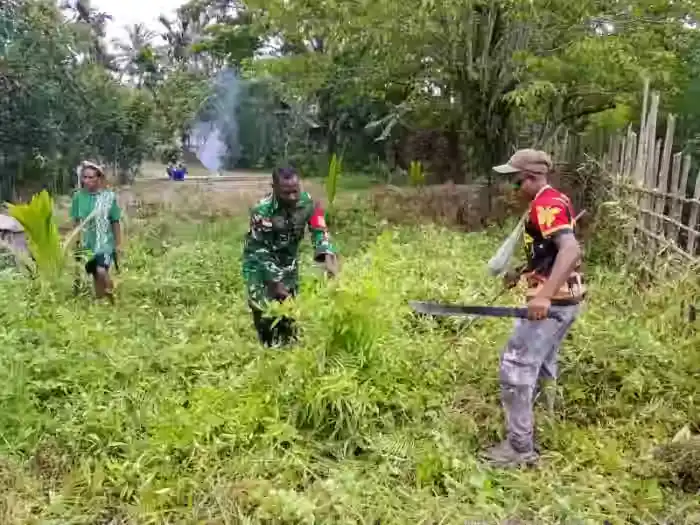 Gotong Royong di Batom sambut HUT Ke-81 TNI