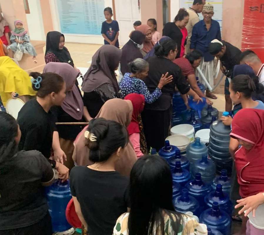 TNI Salurkan 368.000 Liter Air Bersih untuk Masyarakat Terdampak Karhutla di Kalbar