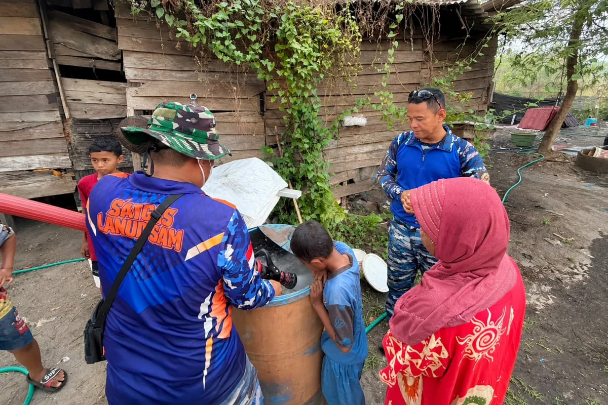 Respons Dampak Kemarau, Lanud Sjamsudin Noor Kembali Salurkan Air Bersih untuk Warga
