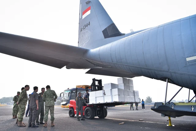 TNI Kirim 9,6 Ton Material Modifikasi Cuaca untuk Percepatan Penanganan Karhutla di Kalsel