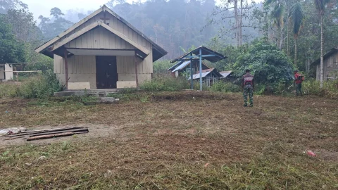 Satgas TMMD ke 130 Kodim 1808/Mansel, Bersihkan Gereja Wujud Kepedulian Terhadap Kenyamanan ibadah Masyarakat Kampung Yamboi