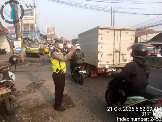 PECAK Pagi, Personel Lantas Polsek Cikupa Atur Arus Kendaraan di Pertigaan Columbus–PT Cingluh