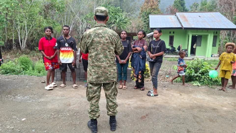 Wadansatgas TMMD Ke-130 Kodim 1808/Mansel Sosialisasikan Rekrutmen Bintara dan Tamtama TNI AD Kepada Generasi Muda Kampung Yamboi