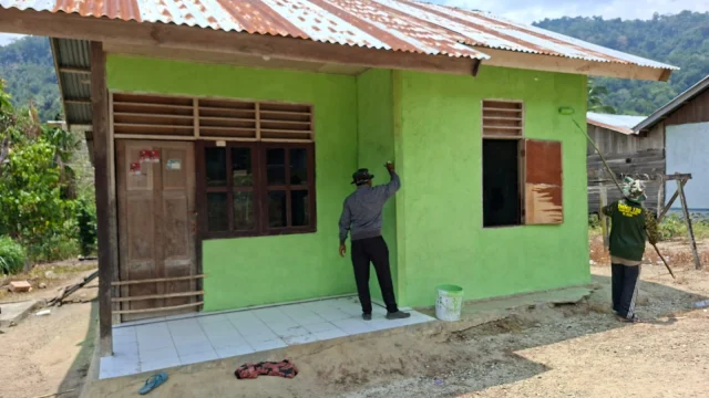 Tak Sekadar mengubah Warna, Satgas TMMD ke-130 Kodim 1808/Mansel Hadirkan Kenyamanan dan Kebahagiaan Bagi Penghuni Rumah