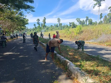 Gotong Royong Bersihkan Lingkungan, Personel Satgas TMMD dan Masyarakat Bahu-Membahu Demi Lingkungan Asri