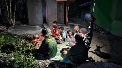 Suasana Kekeluargaan di Kampung Yamboi Dirasakan Satgas TMMD ke-130 Kodim Mansel