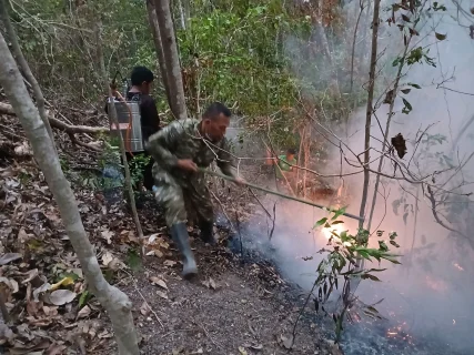 Cegah Api Meluas, Koramil 1505-05/Sofifi Bersama Warga Padamkan Kebakaran Hutan