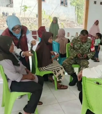 Pastikan Data Akurat, Babinsa Koramil 01/Tidore Bersama Dinas Sosial Laksanakan Pendataan Bansos Melalui Aplikasi Perlinsos