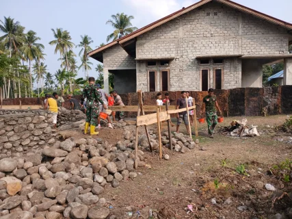 Semangat Tanpa Batas, Korlamil 05 Sofifi Bersama Warga Gotong Royong Bangun Fondasi Mushola