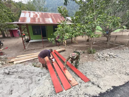 Siap Diperbaiki, Satgas TMMD Ke-130 Siapkan Papan Lisplang Teras dan MCK Rumah Warga