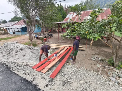 Lisplang Baru Percantik Rumah Warga Kampung Yamboi, Satgas TMMD Ke-130 Hadirkan Warna Dan Harapan Baru