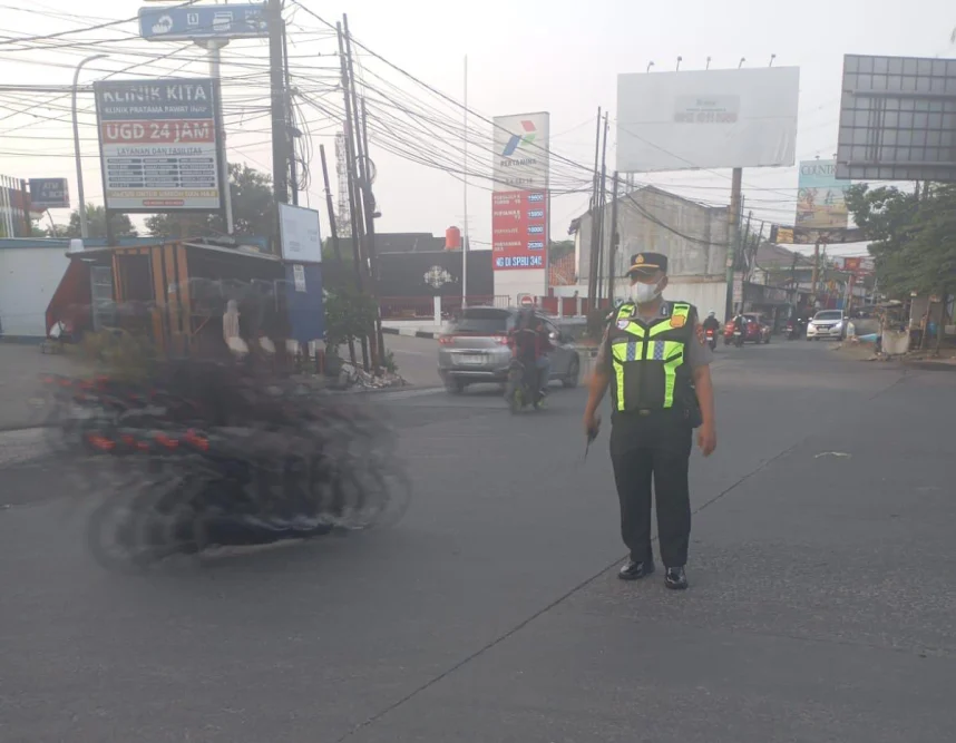 PECAK Pagi, IPTU Rusandi Atur Arus Lalu Lintas di Perempatan Lampu Merah Cikupa Mas