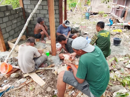 Saat Padatnya Pekerjaan, Satgas TMMD Ke-130 Istirahat Dan Makan Siang Bersama Warga