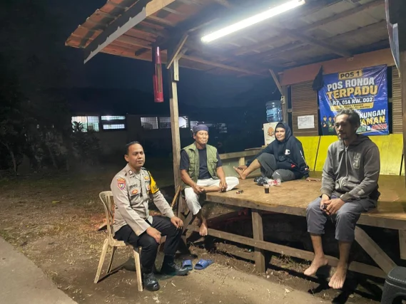 Dini Hari Sambangi Pos Kamling, Brigadir Ibnu Dermawan Ajak Warga Bunder Tingkatkan Kewaspadaan
