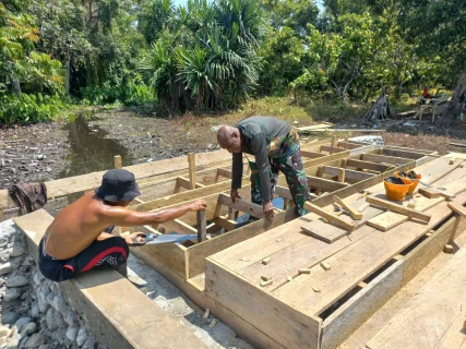 Letda Inf Niko Giyai Turun Langsung Bersama Warga Bangun Jembatan TMMD Ke-130