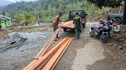 Gotong Royong Ringankan Pendorongan Material, Medan Berat Tak Jadi Penghalang Satgas TMMD 130