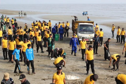 Bersama Masyarakat, Polresta Tuban Wujudkan Kepedulian Lingkungan di Pantai Cemara