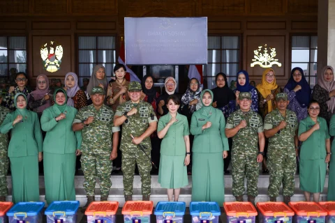 Gubernur Akmil Pimpin Bakti Sosial Pembagian Sembako kepada Warakawuri