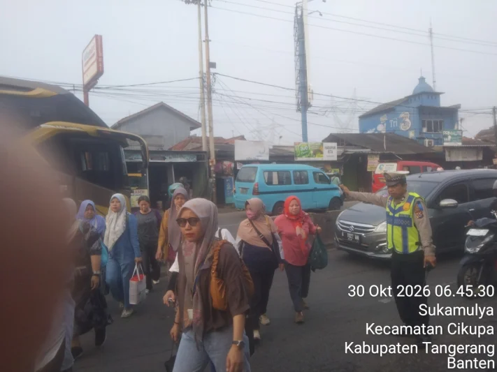 PECAK Pagi, IPTU Pius Janwarin dan AIPTU Sapudin Atur Lalu Lintas di Pertigaan Columbus–PT Cingluh