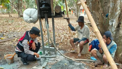 Tangis Mak Tuti Berbuah Manis, Polres Sukabumi Bangun Sumur Bor 50 Meter di Ciracap