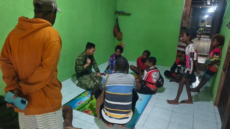 Wujud Kepedulian dan Rasa Kemanusiaan, Dansatgas TMMD Ke-130 Bersama Kepala Kampung Yamboi Kunjungi Keluarga Berduka