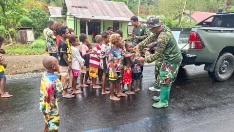 Satgas TMMD Ke-130 Kodim 1808/Mansel Berbagi Kasih Buat Anak-Anak Kampung Yamboi Melalui Pemberian Bubur Bergizi