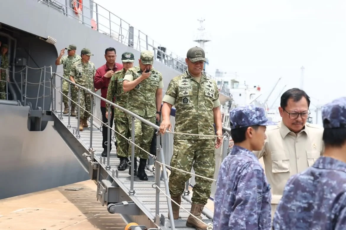 Wapang TNI Dampingi Menhan RI Anugerahkan Satyalancana Dharma Samudera kepada Personel JMSDF