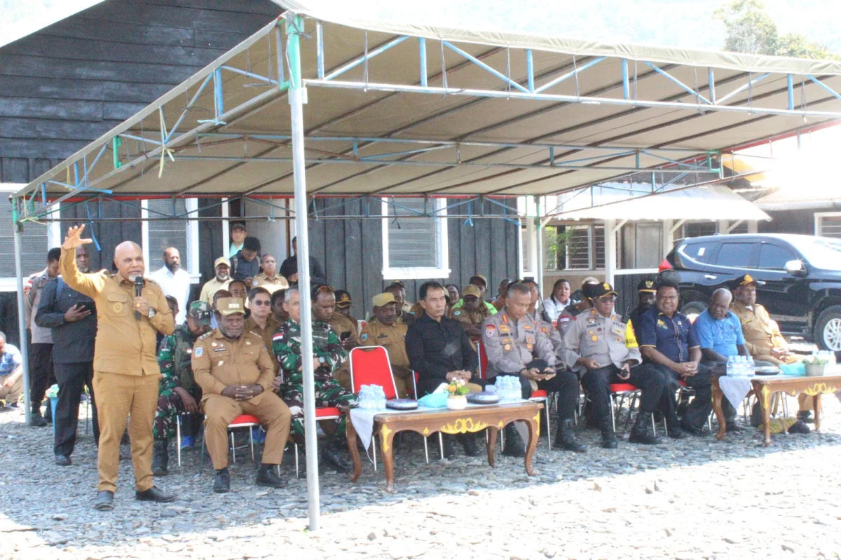 Kodim 1714/PJ dan Polri Kawal Wakil Gubernur Papua Tengah Tinjau Pembangunan Sekolah dan Serahkan Bantuan
