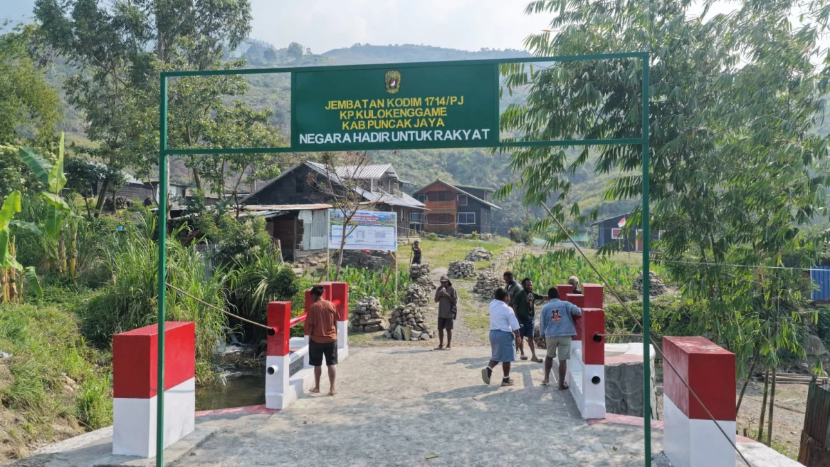 Kodim 1714/PJ Rampungkan Jembatan Beton Merah Putih Tahap VII di Kampung Kulok Enggame