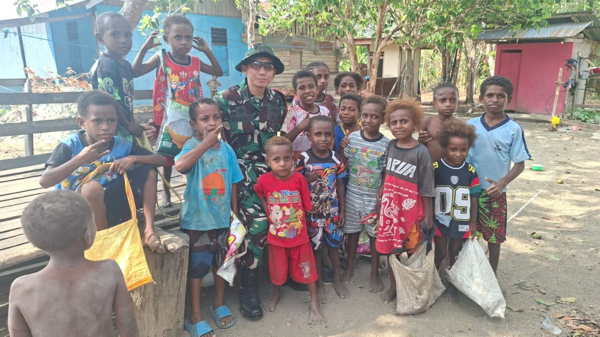 Penuh Kehangatan, Dansatgas TMMD ke-130 Menyapa Anak-Anak Kampung Yamboi