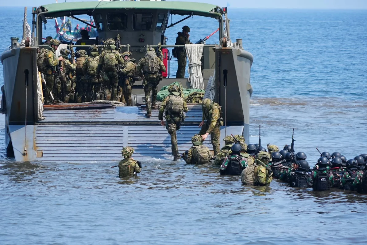 Jelang Demo Pendaratan Amfibi, TNI–ADF Mantapkan Latihan di Pantai Banongan