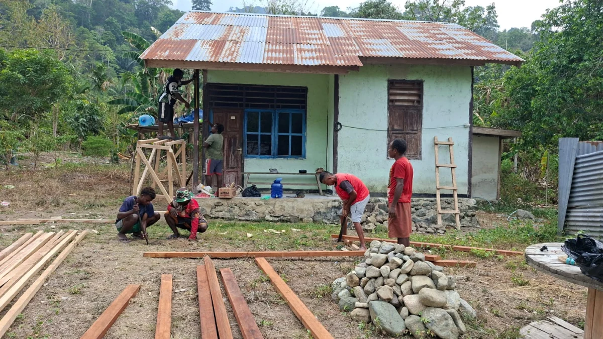 Satgas TMMD Kodim 1808/Mansel Bergerak, Rehab Rumah Tidak Layak Huni