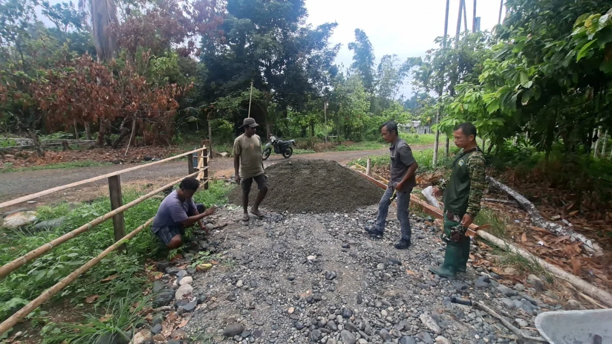 Bergotong Royong, Satgas TMMD ke-130 Kodim 1808/Mansel Bersama Masyarakat Membangun Jalan