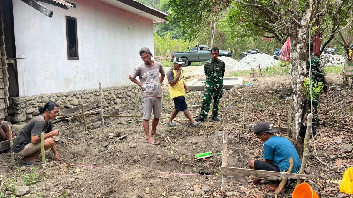 Penuh Kepedulian, Satgas TMMD Bangun Rumah Warga Kampung Yamboi