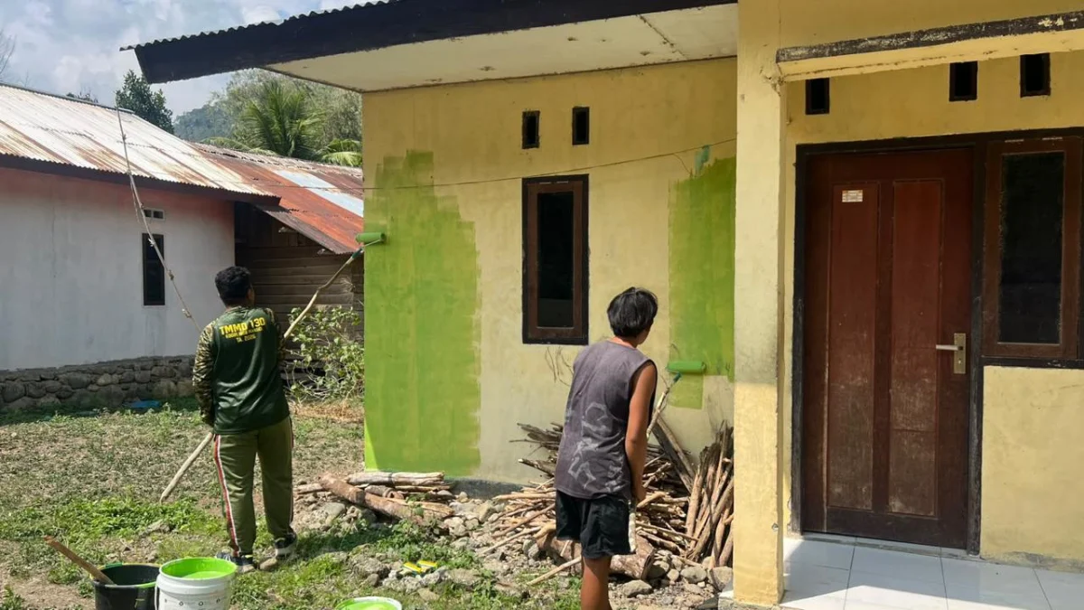 Satgas TMMD ke-130 Kodim 1808/Mansel Percantik Rumah Warga Agar Nyaman Dihuni