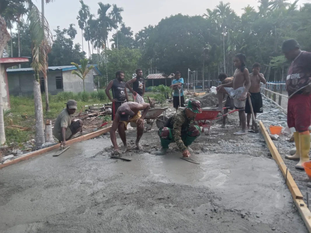 Semangat Kebersamaan, Satgas TMMD dan Masyarakat Bergotong Royong Membangun Jalan Kampung Yamboi