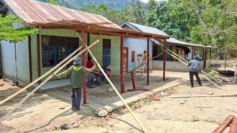 Satgas TMMD ke-130, Kebut Pemasangan Atap Rumah di Yamboi Gunung
