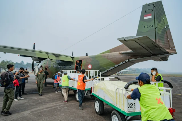 Dukung OMC di Palembang, TNI Semai 5,4 Ton NaCl dan Dry Ice dari Lanud SMH