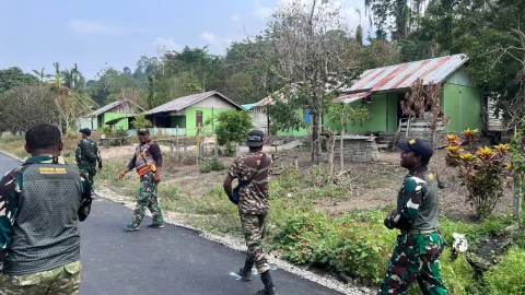 Langkah Ceria Satgas TMMD ke-130 Menuju Sasaran, Disambut Hangat Warga Kampung Yamboi