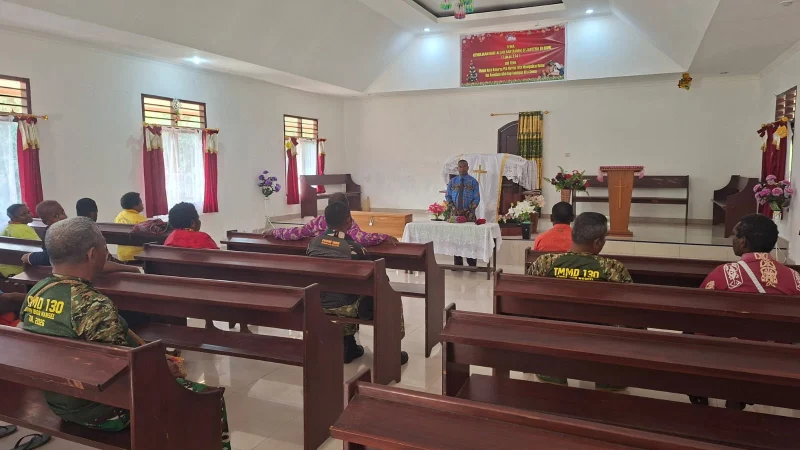 Perkuat Kebersamaan dan Nilai Spiritual : Satgas TMMD Ke-130 Ibadah Minggu Bersama Jemaat Kampung Yamboi